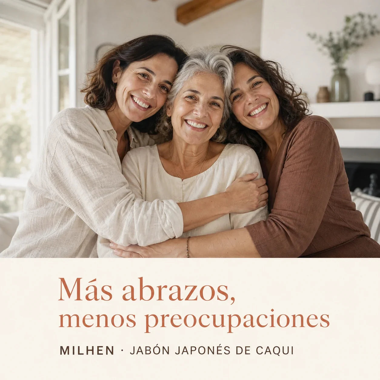 Mujer madura abrazada por sus hijas con confianza y tranquilidad