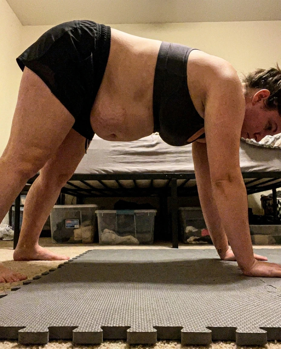 Mujer haciendo plancha, abdominales posparto