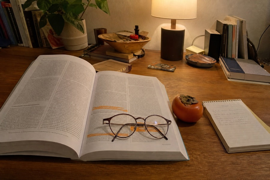Libro de dermatología con caqui sobre el escritorio